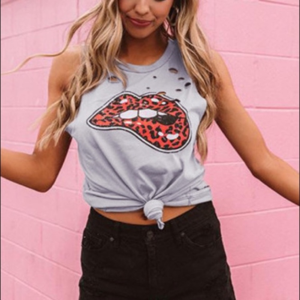Gray leopard lips boyfriend tee